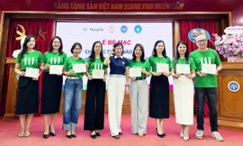 Đội ngũ tư vấn viên được cấp chứng nhận sau khi hoàn thành khóa đào tạo. Ảnh Hiền Hà.