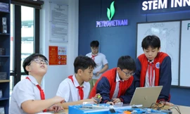 Các em học sinh Trường THCS Tây Mỗ 3 (Hà Nội) cùng nhau chế tạo mô hình robot tại phòng thực hành giáo dục STEM do Petrovietnam tài trợ.