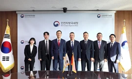 Phó Cục trưởng Vũ Mạnh Cường và ông Han Chang Mok cùng các đại biểu tham dự cuộc họp.