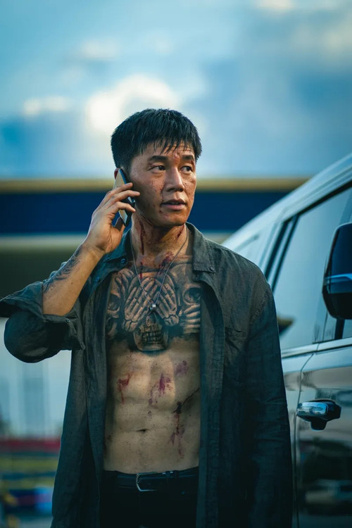 Cựu lính đánh thuê càng giống một nam thần hơn với cơ bụng sáu múi và vẻ mặt đẹp trai đúng chuẩn Hàn.