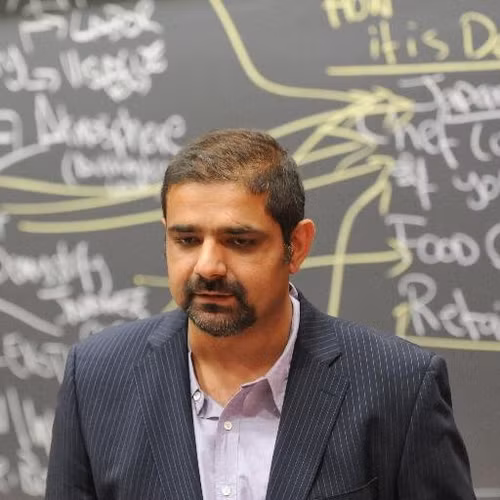 Giáo sư Karim Lakhani - Đại học Harvard. Giáo sư Karim Lakhani - Đại học Harvard.