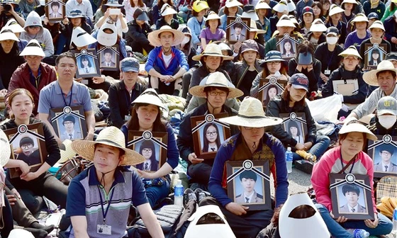 Vụ chìm phà Sewol cướp đi sinh mạng của 304 người