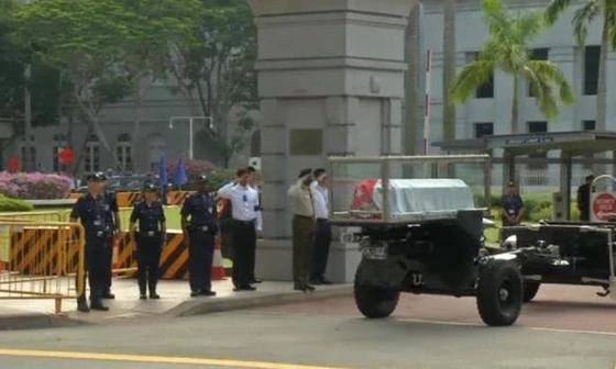 Linh cữu của cố Thủ tướng Singapore Lý Quang Diệu đã được xe đại pháo chở từ dinh Istana tới tòa nhà Quốc hội vào sáng nay, 25/3.