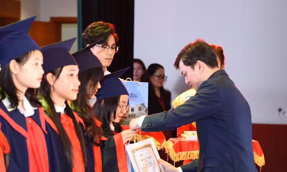 Nâng bước thủ khoa: Chắp thêm đôi cánh cho sinh viên