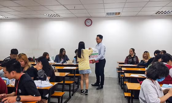 Nhiều trường ở TP. HCM giảm học phí, tặng học bổng cho sinh viên vùng lũ