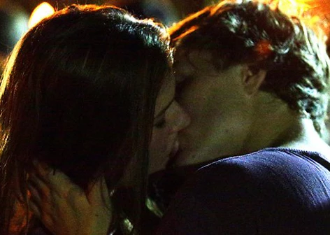 Bị bắt vì đăng ảnh hôn nhau lên Facebook