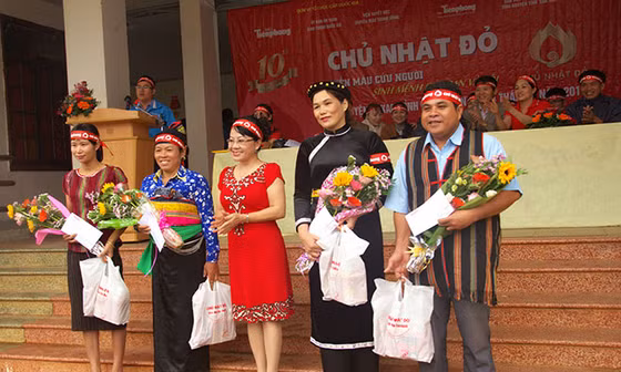 Đồng bào các dân tộc ngồi chờ hiến máu