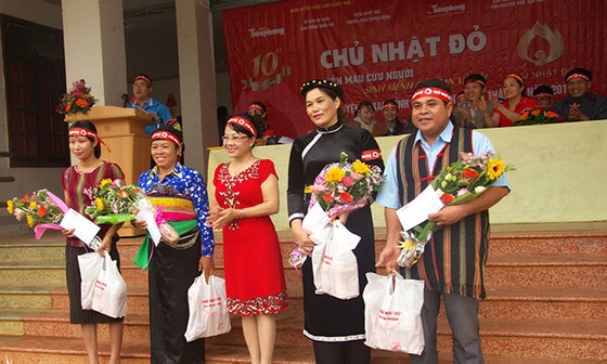 Đồng bào các dân tộc ngồi chờ hiến máu