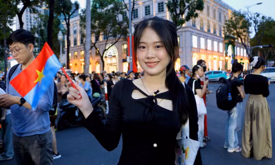 Bạn trẻ hào hứng đổ về Dinh Độc Lập xem hợp luyện diễu binh