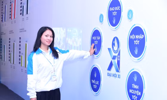 Nữ sinh người Rục Cao Thị Lệ Hằng phấn đấu thực hiện các tiêu chí “Sinh viên 5 tốt”. Ảnh: Xuân Tùng