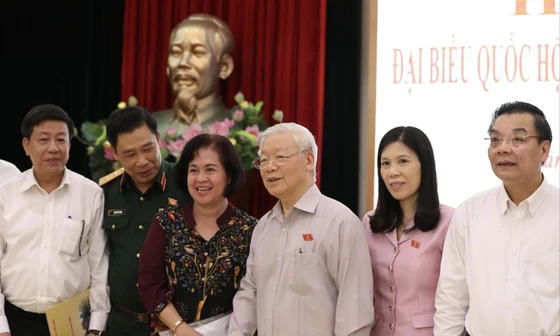 Tổng Bí thư, Chủ tịch nước Nguyễn Phú Trọng tiếp xúc với cử tri Hà Nội trước kỳ họp Quốc hội. Ảnh: Như Ý 
