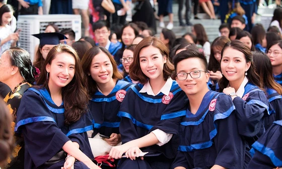Hoa hậu Đỗ Mỹ Linh rạng rỡ ngày nhận bằng tốt nghiệp đại học