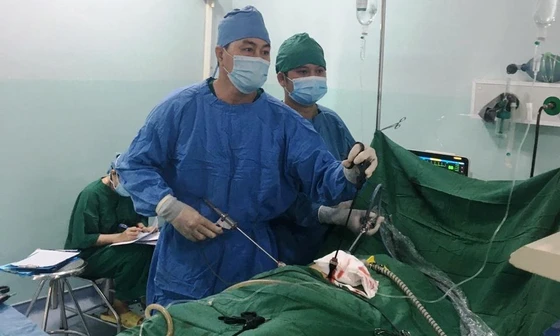 Phẫu thuật bóc tách khối u quái đầy tóc và răng cho bệnh nhân. Ảnh BV