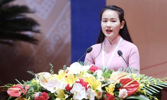 Chu Thị Ngọc Hảo đọc tâm thư của Đại hội Đoàn toàn quốc gửi tới tuổi trẻ toàn quốc. Ảnh: NVCC