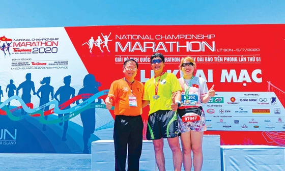 Vợ chồng Luân chụp ảnh kỷ niệm với tác giả tại Giải VĐQG Marathon và cự ly dài báo Tiền Phong tại Lý Sơn tháng 7/2020
