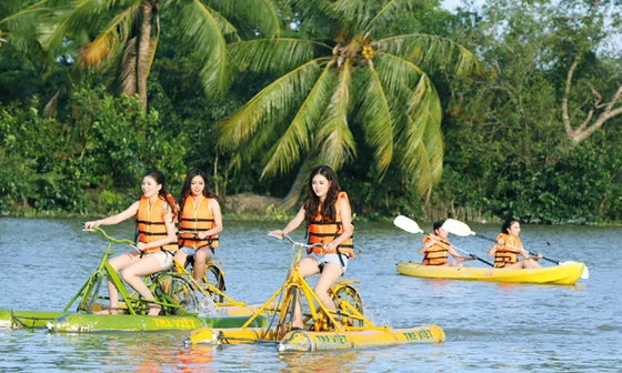 Thí sinh Hoa hậu Việt Nam 2016 vui vầy giữa thiên nhiên Nhơn Trạch, Đồng Nai. Ảnh: Hồng Vĩnh