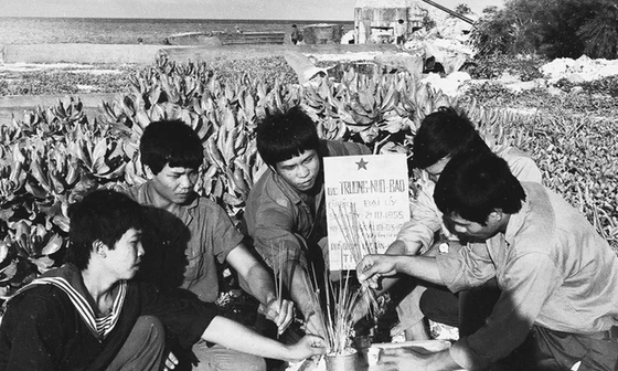 Viếng mộ liệt sĩ tại đảo Sinh Tồn. Ảnh: Đình Trân