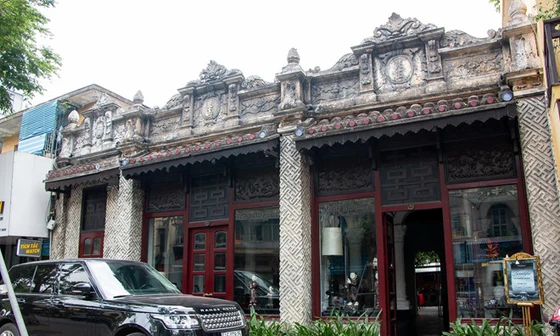 Cửa hàng Khaisilk tháo biển hiệu, lặng lẽ tu sửa bên trong