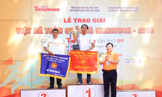 Trưởng ban tổ chức Lê Xuân Sơn trao cúp vô địch cho đoàn Bình Phước. Ảnh: Như Ý.