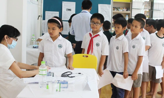Khám sức khỏe cho học sinh. Ảnh: Ngọc Châu.