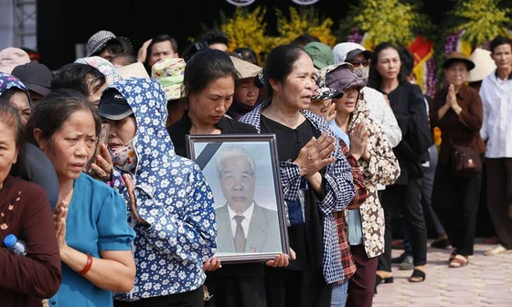 Những hình ảnh xúc động tại lễ an táng nguyên Tổng bí thư Đỗ Mười