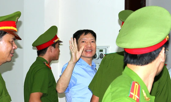 Bị cáo Dương Tự Trọng vẫy chào những người thân quen sau khi kết thúc phiên tòa 