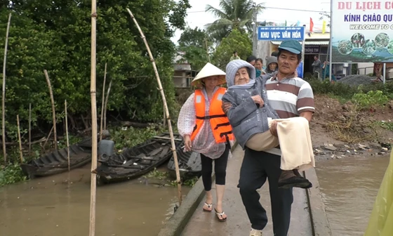 Hỗ trợ người dân ở Cồn Sơn (Bình Thủy, TP Cần Thơ) tránh bão