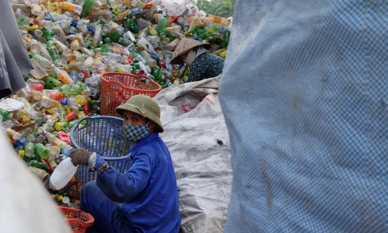 Ngôi làng 'sống chung' với nhựa phế thải lớn nhất Thủ đô