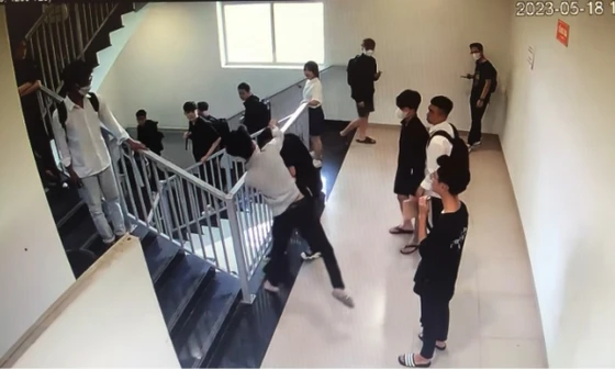 Sinh viên bị bạn cùng trường đánh nhập viện: Sao những sinh viên khác chỉ đứng nhìn?