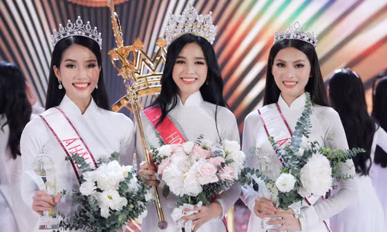 Hoa hậu Đỗ Thị Hà cùng hai Á hậu Phạm Ngọc Phương Anh và Nguyễn Lê Ngọc Thảo trong giờ phút đăng quang Hoa hậu Việt Nam năm 2020.