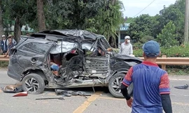 Bốn người thương vong sau cú va chạm giữa xe ô tô và xe đầu kéo ở Quảng Trị