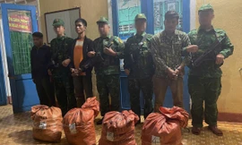 Hai đối tượng vận chuyển 160kg thuốc nổ vượt biên sang Việt Nam