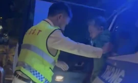 CSGT Công an tỉnh Quảng Trị dùng xe chuyên dụng đưa người đàn ông bị rắn độc cắn đi cấp cứu trong đêm.