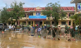 Bộ đội dọn dẹp bùn đất, giúp trường học sớm hoạt động trở lại