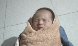 Mẹ ruột đến nhận lại con sau khi bỏ rơi dưới gốc cây