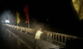 Giải cứu người phụ nữ đứng trên cầu định tự tử