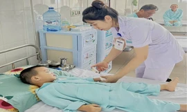 Biến chứng cực nguy hiểm khi để trẻ hóc phải pin 'cúc áo'