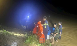 Giải cứu sáu người dân mắc kẹt trong lũ gần hai ngày