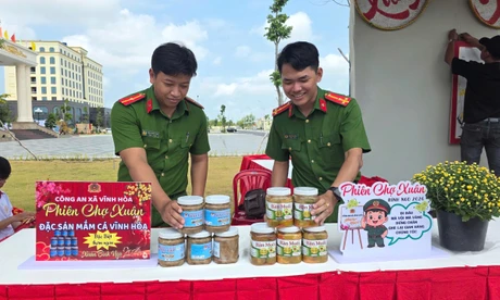Công an An Giang trổ tài gói bánh chưng, trang trí gian hàng đón Tết