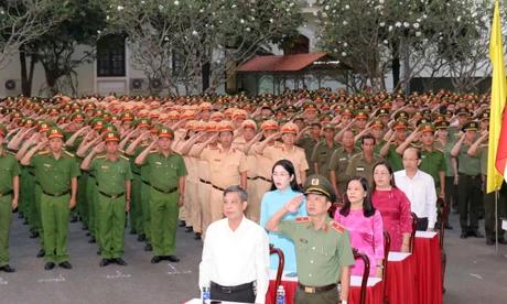 Cán bộ, chiến sĩ Công an Cần Thơ bầu cử sớm