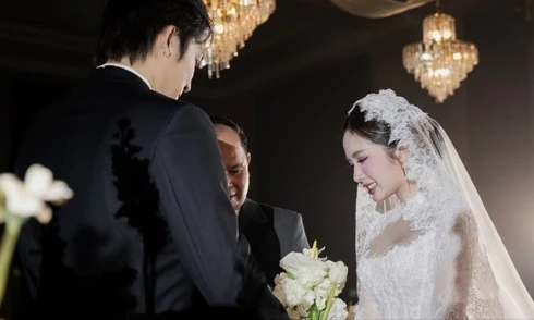 Ngọc Huyền liên tục khóc trong đám cưới với Đình Tú