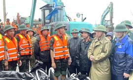 Phó Thủ tướng Trần Hồng Hà thị sát sự cố đê biển Hải Thịnh III