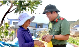 Bộ Công an trao 40 tấn hàng cứu trợ Gia Lai khắc phục bão số 13