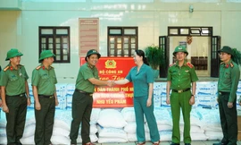 Nghĩa tình của lực lượng CAND hướng về Huế sau lũ