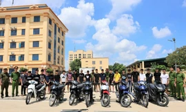 ‘Cất vó’ nhóm thanh thiếu niên mang hung khí diễu phố