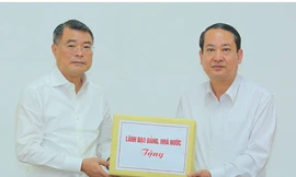  Trưởng Ban Tổ chức Trung ương Lê Minh Hưng hỏi thăm, trao quà hỗ trợ nhân dân tỉnh Ninh Bình 