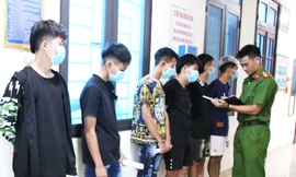 Hai nhóm đối tượng mang hung khí rượt đuổi nhau và cướp tài sản