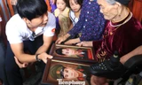 Xúc động giây phút Mẹ Việt Nam Anh hùng đón nhận di ảnh 2 con liệt sĩ sau hơn nửa thế kỉ