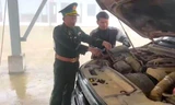 Giấu 7 cây vàng trong khoang động cơ ô tô để đưa qua biên giới Nghệ An