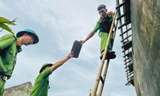 Công an, bộ đội 'đội mưa' lợp lại nhà, dọn dẹp giúp dân sau bão số 5